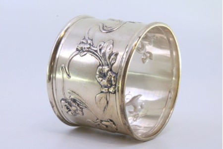  Argola de guardanapo em prata com motivos florais envolvendo cartela para monograma.